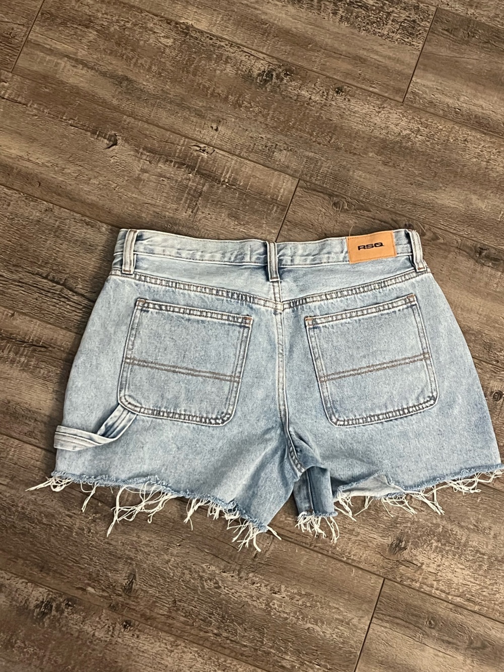 RSQ Women’s Low Rise Baggy Carpenter Shorts - Picture 4 of 5